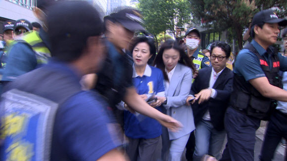 기습시위에 몸 피하는 추미애 대표