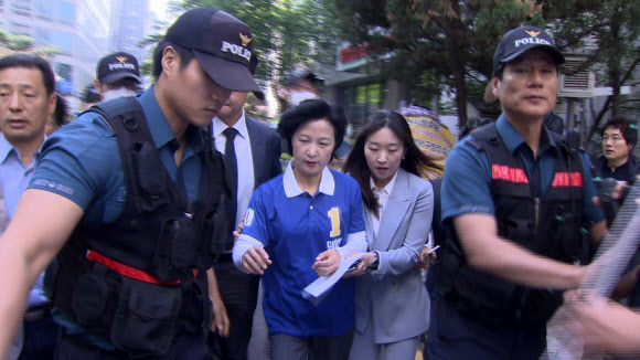 기습시위에 몸 피하는 추미애 대표