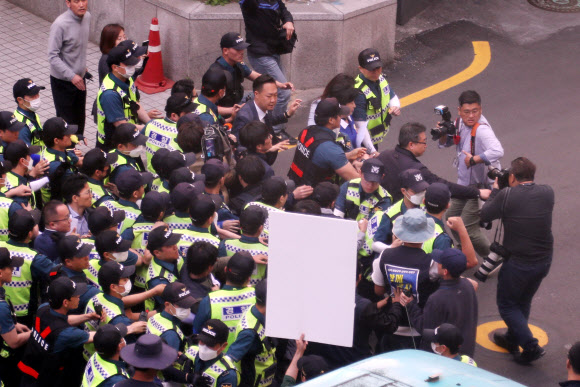 기습 항의시위 받는 추미애 대표