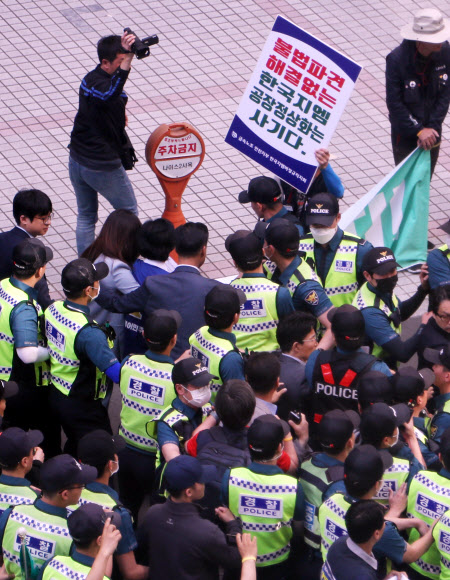 기습 항의시위 받는 추미애 대표