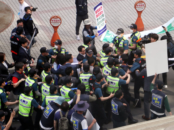 기습 항의시위 받는 추미애 대표