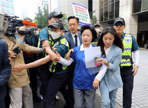 한국지엠 비정규직 노조, 민주당사 앞 기습시위
