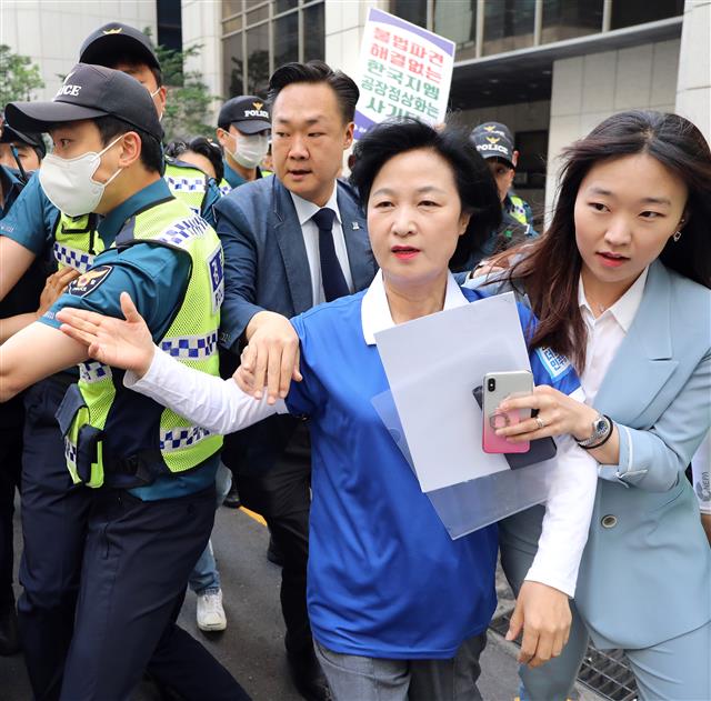 한국지엠 비정규직 노조, 민주당사 앞 기습시위