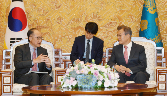 문재인 대통령이 25일 오전 청와대에서 김용 세계은행 총재와 접견하고 있다.  안주영 기자 jya@seoul.co.kr
