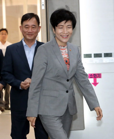회의장 들어서는 김영주 장관