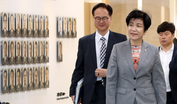 회의장 들어서는 김영주 장관