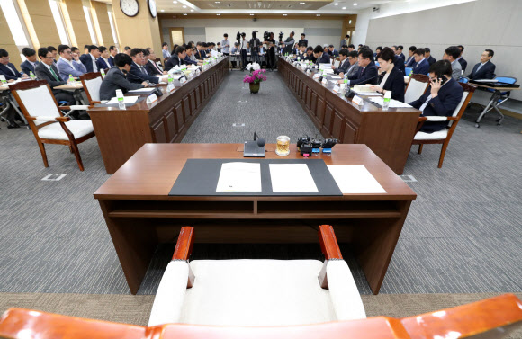 ‘장관님, 회의시간 좀 지키시죠’