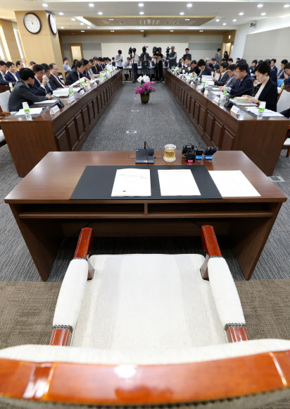 ‘장관님, 회의시간 좀 지키시죠’