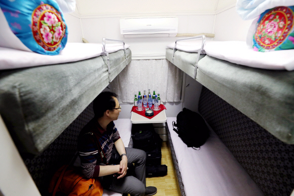 지난 23일 오후 북한 강원도 원산역에서 5개국 국제기자단이 함경북도 길주군 풍계리 핵실험장 폐기식 취재를 위해 마련된 특별열차에 탑승해 있다. 사진공동취재단