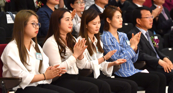 25일 서울 페럼타워에서 열린 실종아동의 날 행사에 참석한 컬링대표팀이 축사를 들으며 박수를 치고 있다.  박지환 기자 popocar@seoul.co.kr