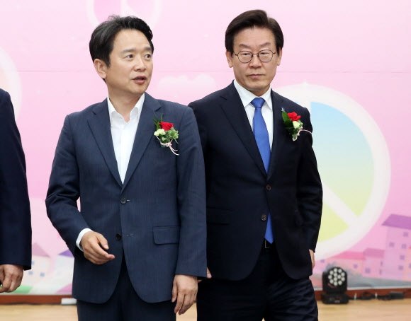 25일 오후 경기도 수원시 영통구 경기도선거관리위원회에서 열린 ‘매니페스토 정책선거 실천 협약식’에서 더불어민주당 이재명 후보와 자유한국당 남경필 후보가 기념촬영을 마치고 단상에서 내려오고 있다. 2018.5.25  연합뉴스