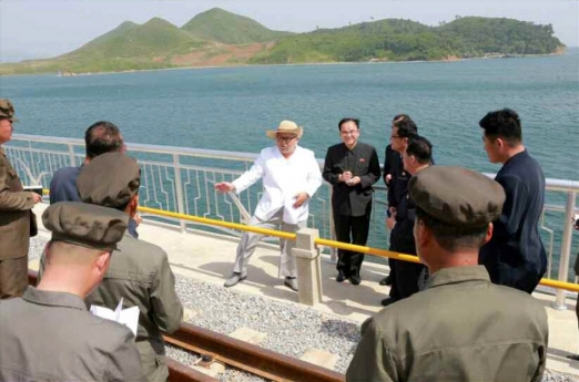 북한 김정은, 새로 완공된 고암∼답촌 철로 시찰
