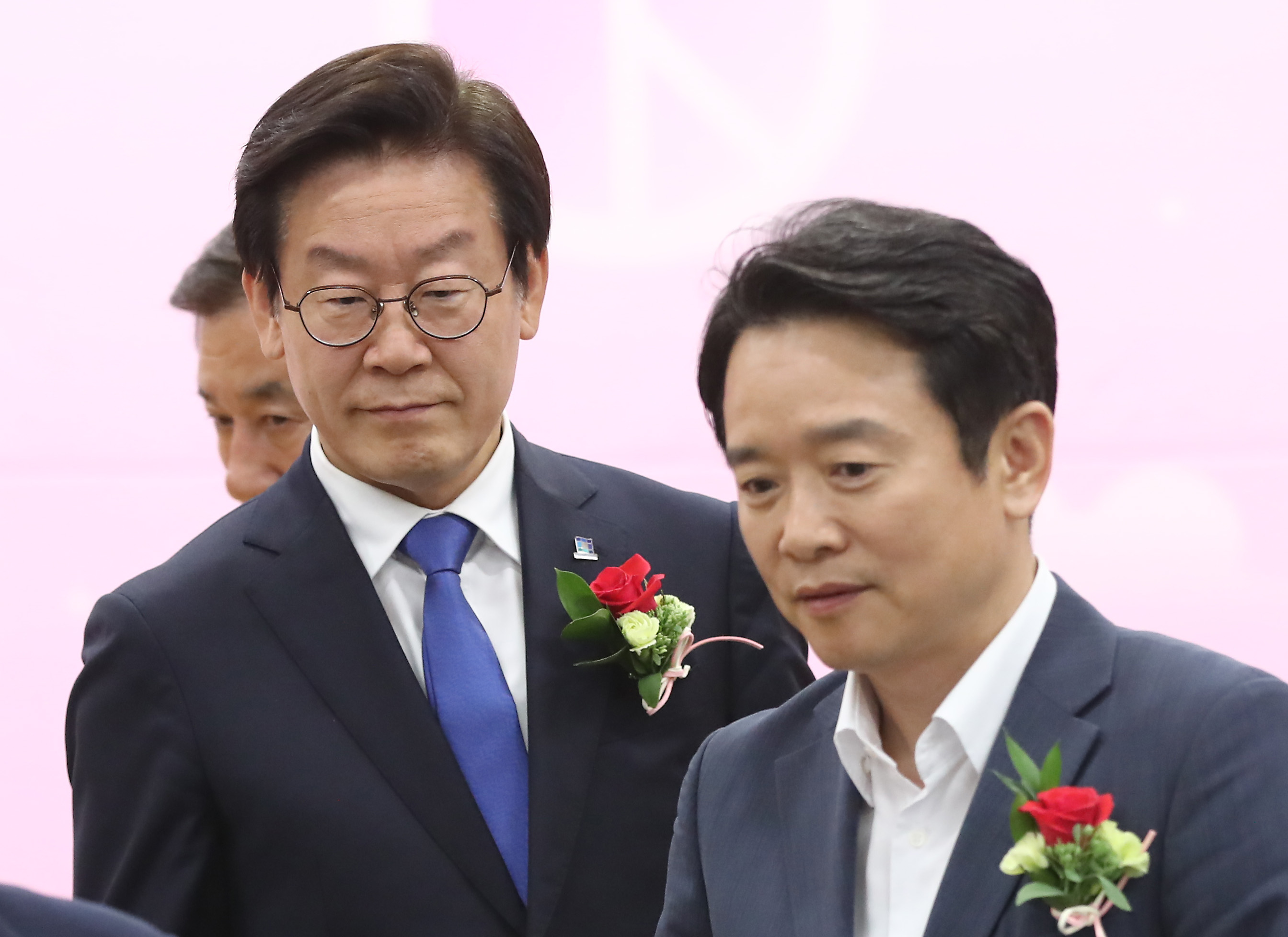 이재명 더불어민주당 경기도지사 후보(왼쪽)와 남경필 자유한국당 경기도지사 후보가 25일 오후 경기도 수원시 영통구 경기도선거관리위원회에서 열린 매니페스토 정책선거 실천 협약식 시작에 앞서 자리를 향해 이동하고 있다.  뉴스1