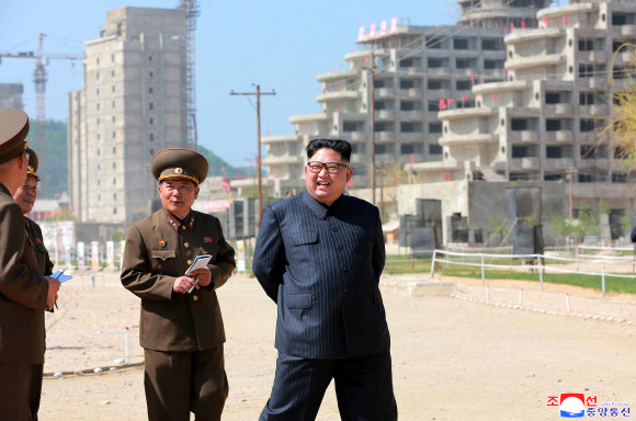 이번엔 관광지구 건설현장 시찰한 김정은 국무위원장