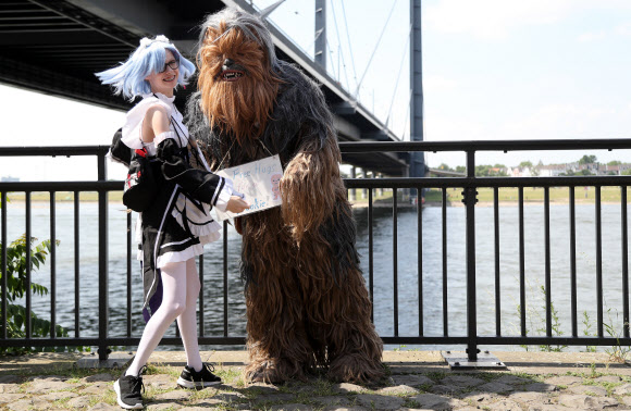 코스플레이어들이 26일(현지시간) 독일 뒤셀도르프에서 열린 ‘재팬 데이(the Japan Day)’ 중 포즈를 취하고 있다. ‘재팬 데이(the Japan Day)’는 독일 뒤셀도르프에서 해마다 기념되는 일본인 축제이다. EPA 연합뉴스