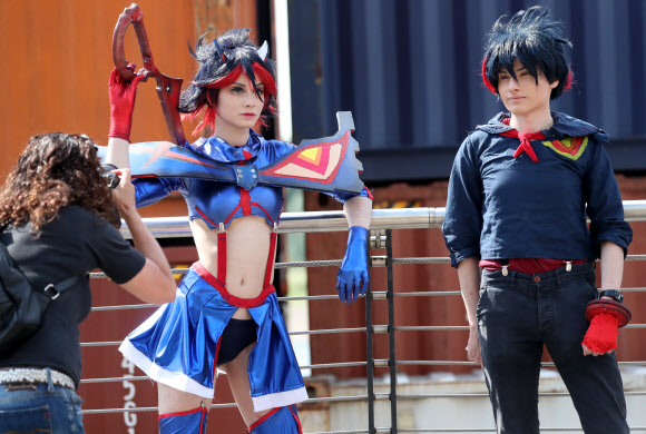 코스플레이어들이 26일(현지시간) 독일 뒤셀도르프에서 열린 ‘재팬 데이(the Japan Day)’ 중 포즈를 취하고 있다. ‘재팬 데이(the Japan Day)’는 독일 뒤셀도르프에서 해마다 기념되는 일본인 축제이다. EPA 연합뉴스