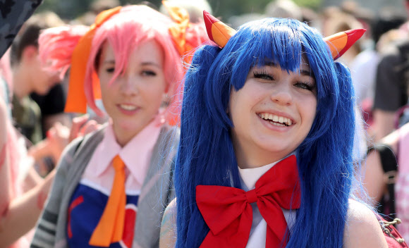 코스플레이어들이 26일(현지시간) 독일 뒤셀도르프에서 열린 ‘재팬 데이(the Japan Day)’ 중 포즈를 취하고 있다. ‘재팬 데이(the Japan Day)’는 독일 뒤셀도르프에서 해마다 기념되는 일본인 축제이다. EPA 연합뉴스