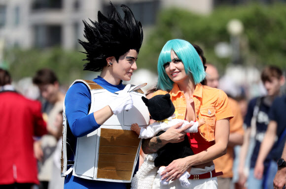 코스플레이어들이 26일(현지시간) 독일 뒤셀도르프에서 열린 ‘재팬 데이(the Japan Day)’ 중 포즈를 취하고 있다. ‘재팬 데이(the Japan Day)’는 독일 뒤셀도르프에서 해마다 기념되는 일본인 축제이다. EPA 연합뉴스