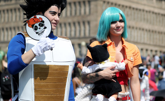 코스플레이어들이 26일(현지시간) 독일 뒤셀도르프에서 열린 ‘재팬 데이(the Japan Day)’ 중 포즈를 취하고 있다. ‘재팬 데이(the Japan Day)’는 독일 뒤셀도르프에서 해마다 기념되는 일본인 축제이다. EPA 연합뉴스