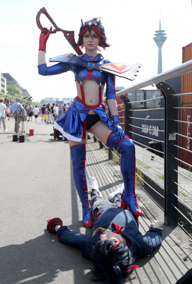 코스플레이어들이 26일(현지시간) 독일 뒤셀도르프에서 열린 ‘재팬 데이(the Japan Day)’ 중 포즈를 취하고 있다. ‘재팬 데이(the Japan Day)’는 독일 뒤셀도르프에서 해마다 기념되는 일본인 축제이다. EPA 연합뉴스