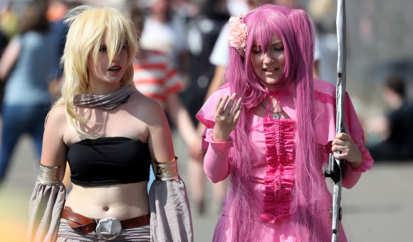 코스플레이어들이 26일(현지시간) 독일 뒤셀도르프에서 열린 ‘재팬 데이(the Japan Day)’ 중 포즈를 취하고 있다. ‘재팬 데이(the Japan Day)’는 독일 뒤셀도르프에서 해마다 기념되는 일본인 축제이다. EPA 연합뉴스