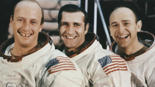 앨런 빈(오른쪽)이 아폴로 12호에 함께 올랐던 찰스 콘라드(왼쪽), 리처드 고든과 나란히 포즈를 취하고 있다. AFP 자료사진