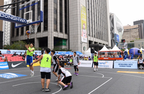 27일 본사 광장에서 본사가 후원한 2018 KBA 3X3 코리아 투어 서울지역 대표선발전 경기가 펼쳐지고 있다2018.5.27 이호정 기자 hojeong@seoul.co.kr