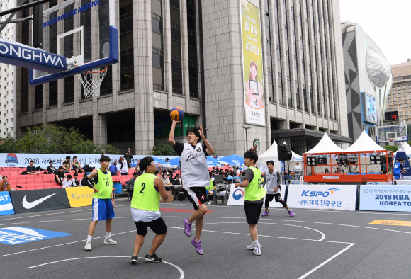 27일 본사 광장에서 본사가 후원한 2018 KBA 3X3 코리아 투어 서울지역 대표선발전 경기가 펼쳐지고 있다2018.5.27 이호정 기자 hojeong@seoul.co.kr
