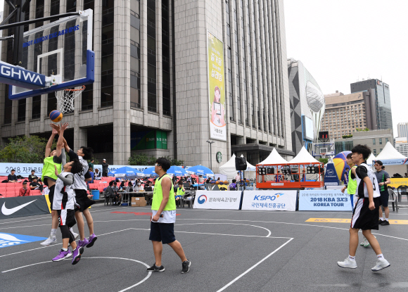 27일 본사 광장에서 본사가 후원한 2018 KBA 3X3 코리아 투어 서울지역 대표선발전 경기가 펼쳐지고 있다2018.5.27 이호정 기자 hojeong@seoul.co.kr