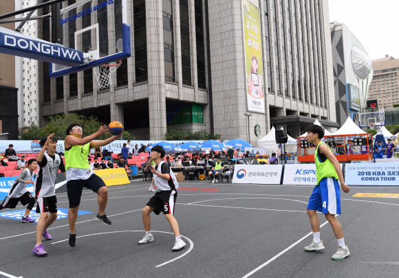 27일 본사 광장에서 본사가 후원한 2018 KBA 3X3 코리아 투어 서울지역 대표선발전 경기가 펼쳐지고 있다2018.5.27 이호정 기자 hojeong@seoul.co.kr