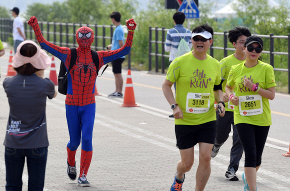 27일 서울 광진구 뚝섬한강공원에서 열린 ‘제2회 롯데 스타일런 마라톤 대회’에서 참가자들이 개성 있는 복장을 하고 달리고 있다. 2018. 5. 27. 박윤슬 기자 seul@seoul.co.kr