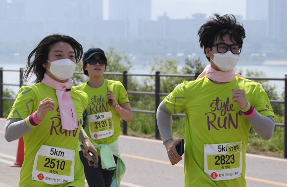 27일 서울 광진구 뚝섬한강공원에서 열린 ‘제2회 롯데 스타일런 마라톤 대회’에서 참가자들이 마스크를 쓰고 달리고 있다. 2018. 5. 27. 박윤슬 기자 seul@seoul.co.kr