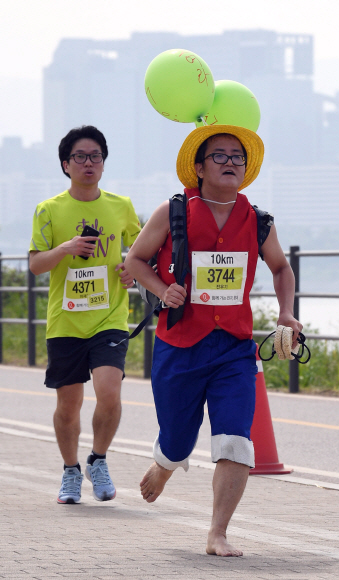 27일 서울 광진구 뚝섬한강공원에서 열린 ‘제2회 롯데 스타일런 마라톤 대회’에서 참가자들이 개성 있는 복장을 하고 달리고 있다. 2018. 5. 27. 박윤슬 기자 seul@seoul.co.kr