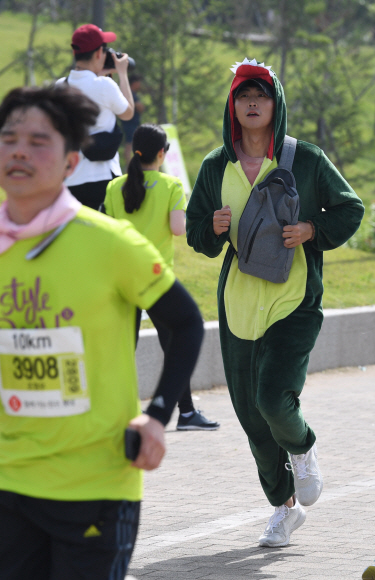 27일 서울 광진구 뚝섬한강공원에서 열린 ‘제2회 롯데 스타일런 마라톤 대회’에서 참가자들이 개성 있는 복장을 하고 달리고 있다. 2018. 5. 27. 박윤슬 기자 seul@seoul.co.kr
