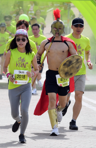 27일 서울 광진구 뚝섬한강공원에서 열린 ‘제2회 롯데 스타일런 마라톤 대회’에서 참가자들이 개성 있는 복장을 하고 달리고 있다. 2018. 5. 27. 박윤슬 기자 seul@seoul.co.kr