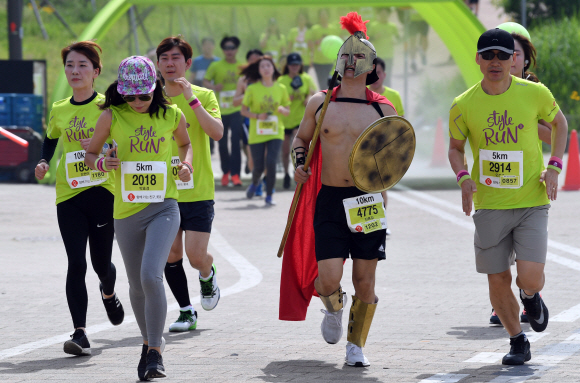 27일 서울 광진구 뚝섬한강공원에서 열린 ‘제2회 롯데 스타일런 마라톤 대회’에서 참가자들이 개성 있는 복장을 하고 달리고 있다. 2018. 5. 27. 박윤슬 기자 seul@seoul.co.kr