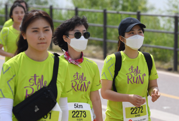 27일 서울 광진구 뚝섬한강공원에서 열린 ‘제2회 롯데 스타일런 마라톤 대회’에서 참가자들이 마스크를 쓰고 달리고 있다. 2018. 5. 27. 박윤슬 기자 seul@seoul.co.kr