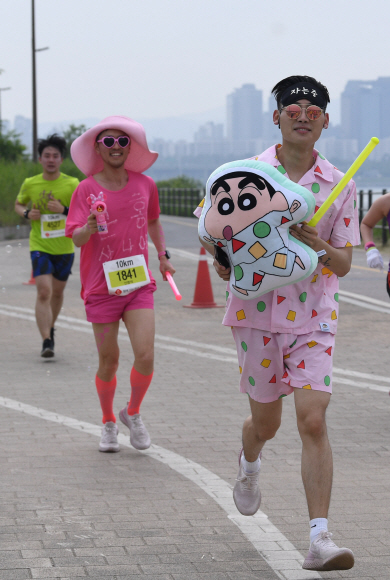 27일 서울 광진구 뚝섬한강공원에서 열린 ‘제2회 롯데 스타일런 마라톤 대회’에서 참가자들이 개성 있는 복장을 하고 달리고 있다. 2018. 5. 27. 박윤슬 기자 seul@seoul.co.kr