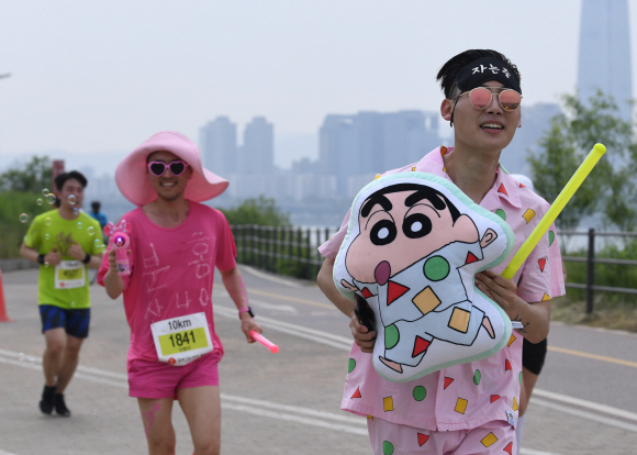 27일 서울 광진구 뚝섬한강공원에서 열린 ‘제2회 롯데 스타일런 마라톤 대회’에서 참가자들이 개성 있는 복장을 하고 달리고 있다. 2018. 5. 27. 박윤슬 기자 seul@seoul.co.kr