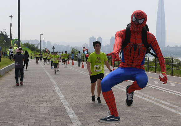 27일 서울 광진구 뚝섬한강공원에서 열린 ‘제2회 롯데 스타일런 마라톤 대회’에서 참가자들이 개성 있는 복장을 하고 달리고 있다. 2018. 5. 27. 박윤슬 기자 seul@seoul.co.kr
