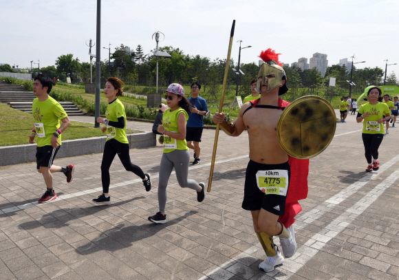 27일 서울 광진구 뚝섬한강공원에서 열린 ‘제2회 롯데 스타일런 마라톤 대회’에서 참가자들이 개성 있는 복장을 하고 달리고 있다. 2018. 5. 27. 박윤슬 기자 seul@seoul.co.kr