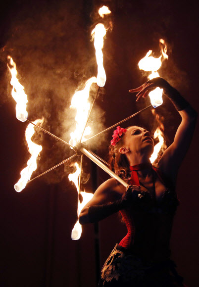 미녀가 선보이는 불 쇼