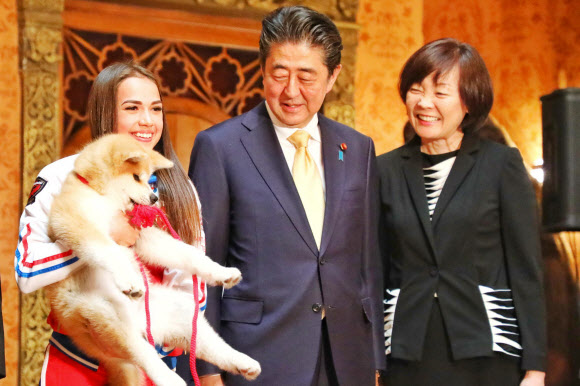 아베 총리 부부와 러시아 금메달리스트