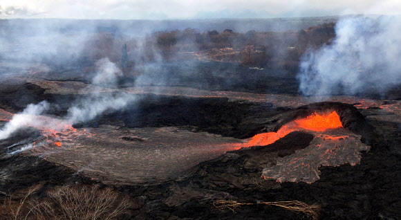 하와이 화산, 또 화산재 내뿜어… 3353m까지 치솟아 