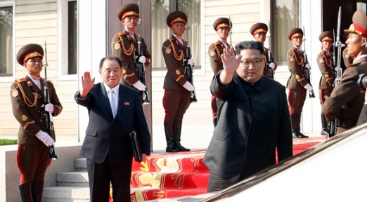 문재인 대통령 배웅하는 김정은 국무위원장
