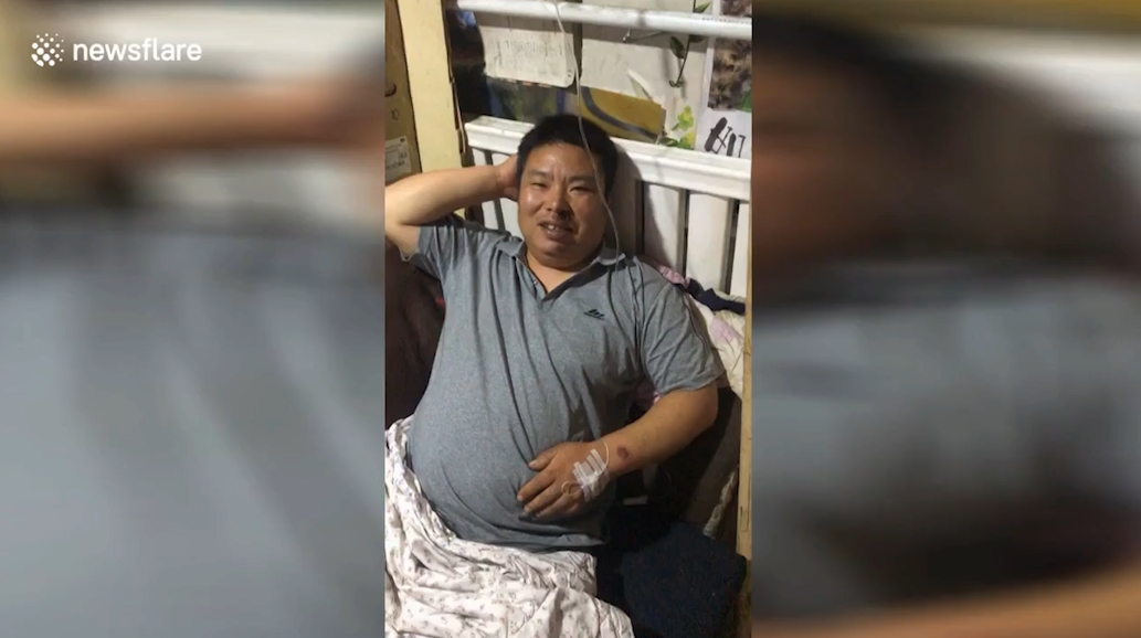 삼륜차 옆에 매달려 있는 아이를 구하기 위해 몸을 던져 막은 한 중국 남성의 영웅적 모습(유튜브 영상 캡처)