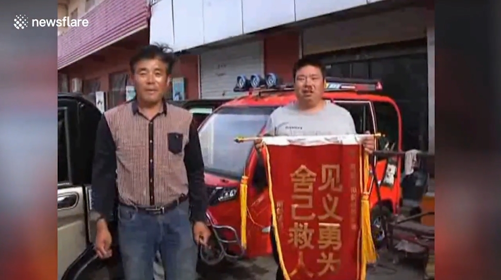 삼륜차 옆에 매달려 있는 아이를 구하기 위해 몸을 던져 막은 한 중국 남성의 영웅적 모습(유튜브 영상 캡처)