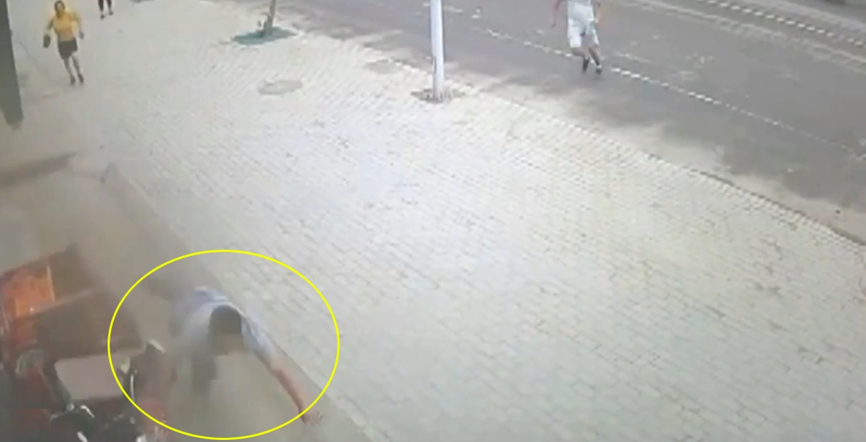 삼륜차 옆에 매달려 있는 아이를 구하기 위해 몸을 던져 막은 한 중국 남성의 영웅적 모습(유튜브 영상 캡처)