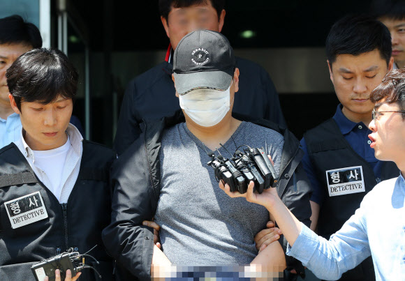 법원 향하는 경비원 살해 피의자