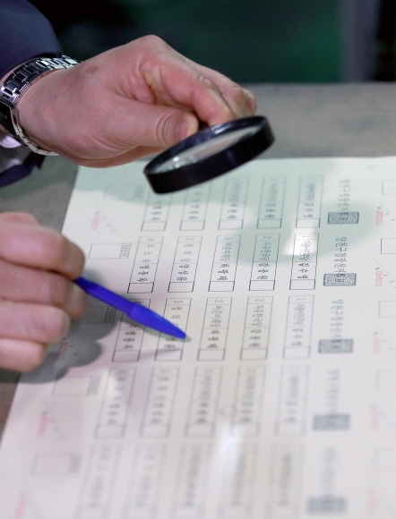 28일 서울 영등포구의 한 인쇄소에서 제7회 전국동시지방선거에 사용할 투표용지를 인쇄하며 인쇄 상태를 확인하고 있다. 박지환 기자 popocar@seoul.co.kr
